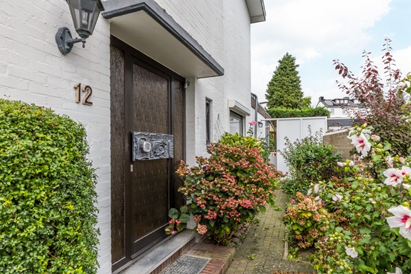 Foto - Te koop: Deels te moderniseren splitlevel drive-in woning (bouwjaar 1963) met 128 m² woonoppervlakte, 3 slaapkamers, tuin en een inpandige garage in Simpelveld